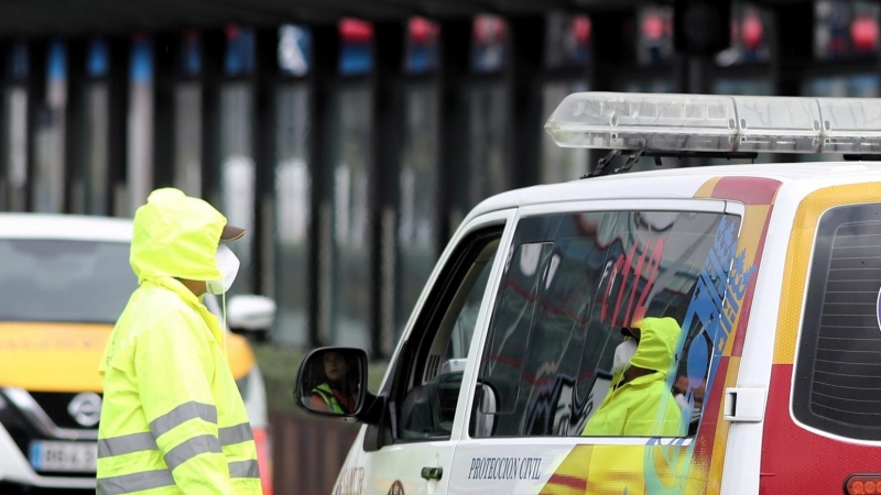 Una trabajadora habla con el conductor de una ambulancia del SAMUR