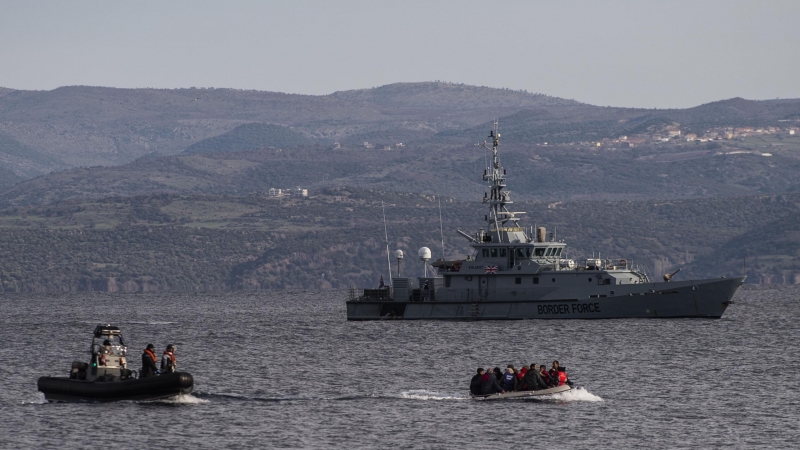 Un bote salvavidas con refugiados llega a la isla griega de Lesbos.
