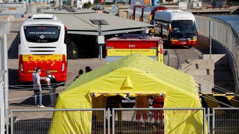 Vista general del dispositivo de control epidemiológico para el control de los 118 estudiantes que han llegado este jueves en ferry al puerto de València.