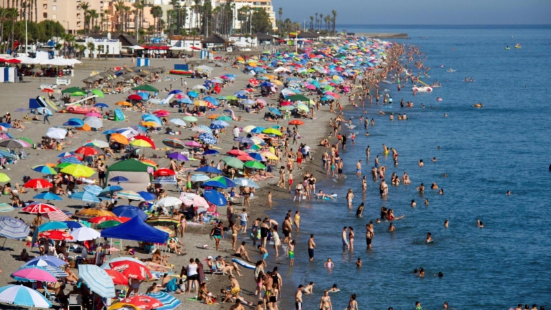 Aspecto que presentaba este sábado la playa de Salobreña, en Motril, durante el primer fin de semana de verano.