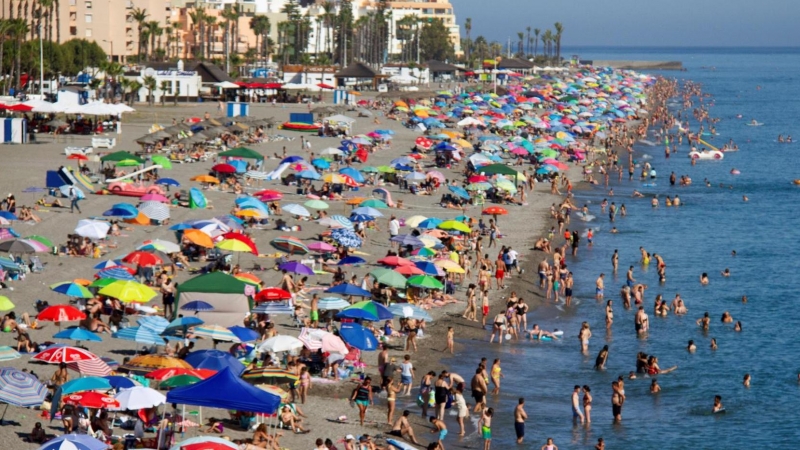 Aspecto que presentaba este sábado la playa de Salobreña, en Motril, durante el primer fin de semana de verano.