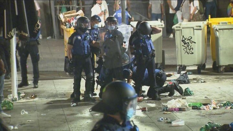 02/07/2021 - La Policía Municipal ha tenido que intervenir para despejar la plaza ante las aglomeraciones en Pedro Zerolo sin mascarilla ni distancia.