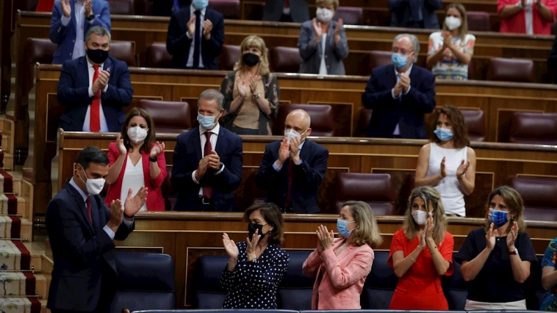 30/06/2021.- El presidente del Gobierno, Pedro Sánchez (i) recibe el aplauso de la bancada socialista tras su intervención este miércoles en el pleno del Congreso donde el gobierno explica los indultos a los líderes independentistas e informar de la situa