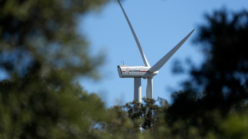 Un aerogenerador de un parque eólico de Acciona Energia, en la localidad de Puebla de Almenara (Cuenca). REUTERS/Susana Vera