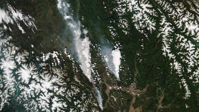 Imagen de saltélite facilitada por la NASA que muestra el incendio declarado en McKay Creek, en la Columbia británica, en Canadá.