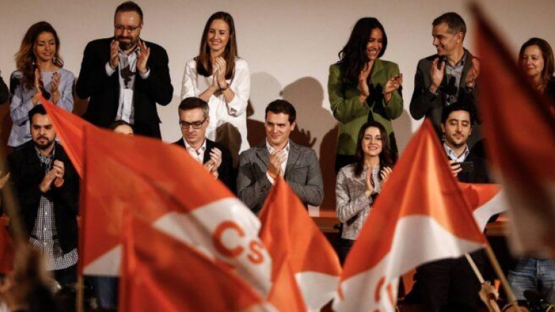 El expresidente de Ciudadanos, Albert Rivera, posa junto a su Ejecutiva en el año 2018.