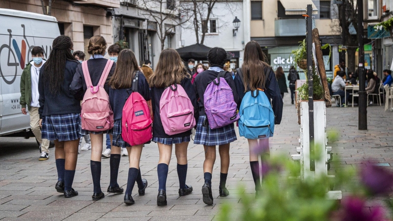 Un grup de noies vestides amb uniforme pels carrers de Sant Cugat.