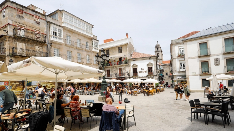 Varias personas en una terraza de Vigo, a 26 de junio de 2021, en Pontevedra, Galicia (España).