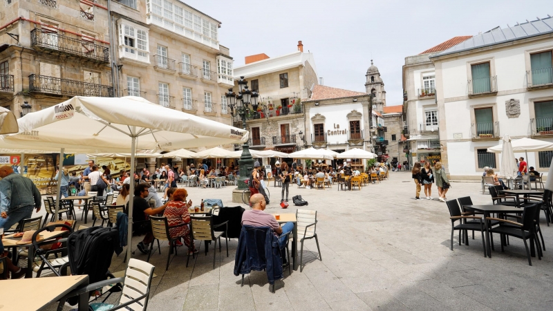 Varias personas en una terraza de Vigo, a 26 de junio de 2021, en Pontevedra, Galicia (España).