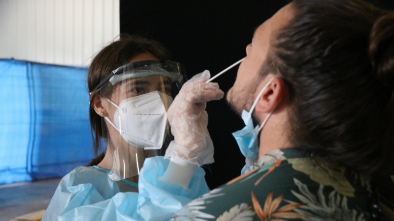 Un assistent se sotmet a un test d'antígens en l'espai dedicat al cribratge massiu del festival Vida, l'1 de juliol del 2021