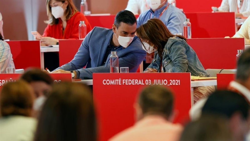 El secretario general del PSOE y presidente del Gobierno, Pedro Sánchez, conversa con la vicesecretaria general, Adriana Lastra, durante la reunión del Comité Federal del partido que se celebra este sábado en Madrid.