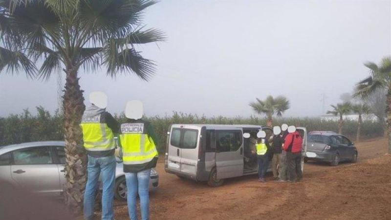 La Policía Nacional detiene a dos empresarios de la fresa en Palos por tener supuestamente a trabajadores de manera irregular.