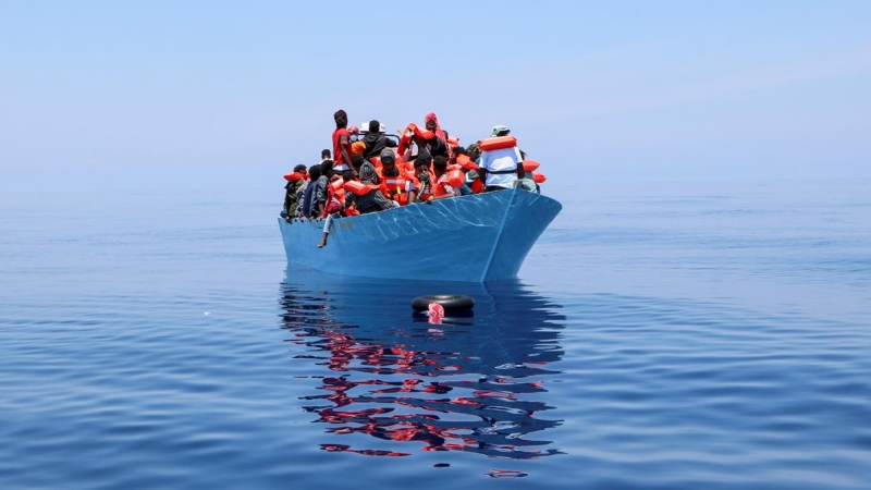 Una embarcación a la deriva con migrantes antes de ser rescatados por un buque de MSF en el Mediterráneo central el pasado junio.