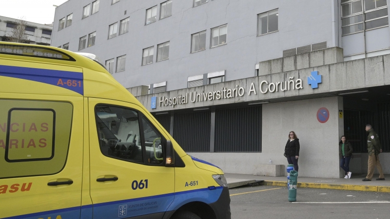 Una ambulancia en la entrada del Complexo Hospitalario Universitario A Coruña. Foto de archivo