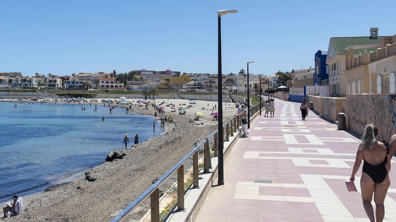 Varias personas en la Playa de Levante, en la Manga del Mar Menor.