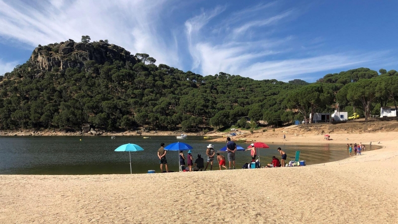 Varios bañistas en el pantano de San Juan en la localidad madrileña de San Martín de Valdeiglesias.