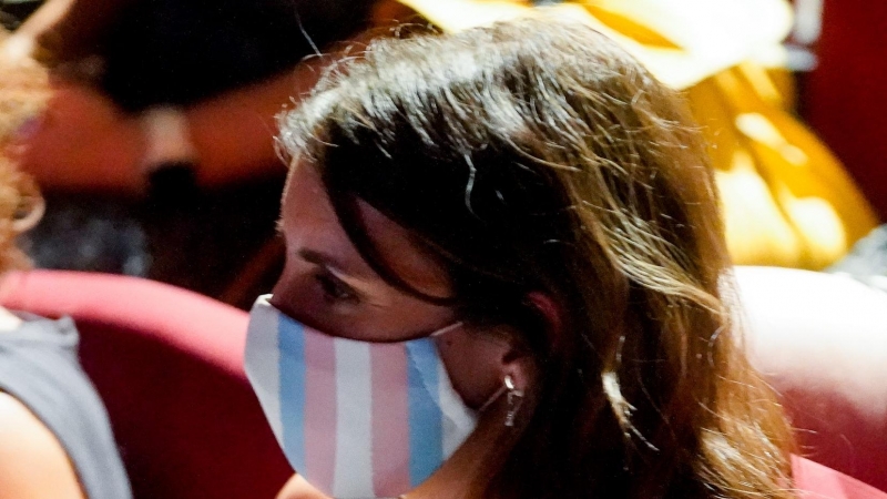 Irene Montero llevando una mascarilla con la bandera trans.