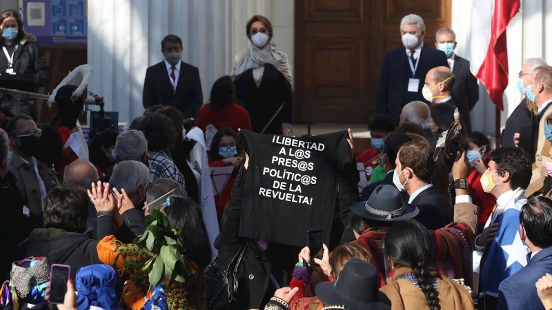 Un grupo de constituyentes ligados a las protestas sociales de 2019 en Chile irrumpieron en el acto inaugural de la convención constituyente exigiendo la liberación de los 'presos políticos' y las autoridades suspendieron temporalmente la cita.