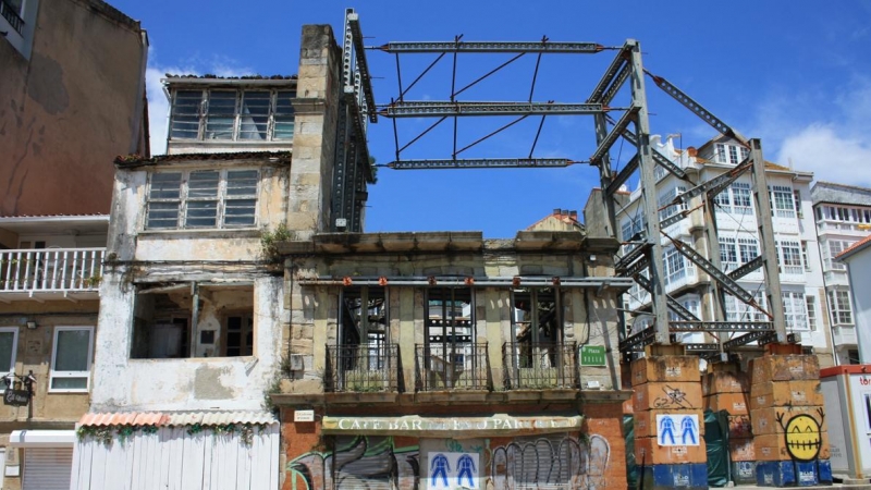 El esqueleto de un edificio en le centro de Ferrol, Galicia.