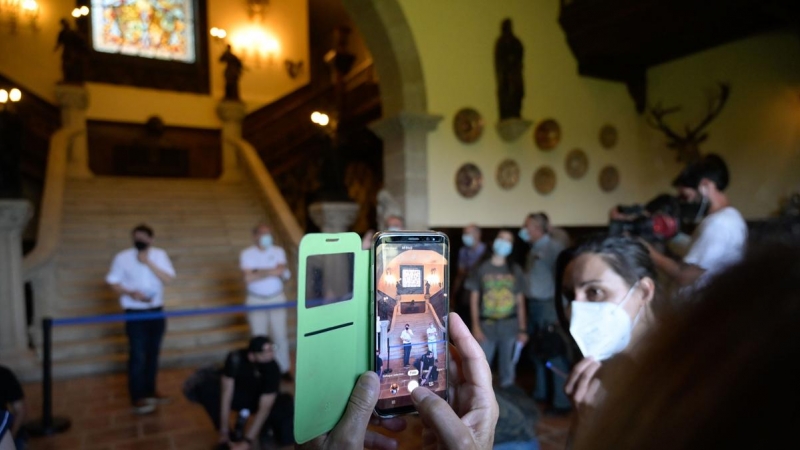 arios representantes de colectivos de memoria histórica y víctimas del franquismo, durante su visita al interior del Pazo de Meirás el día de su reapertura al público