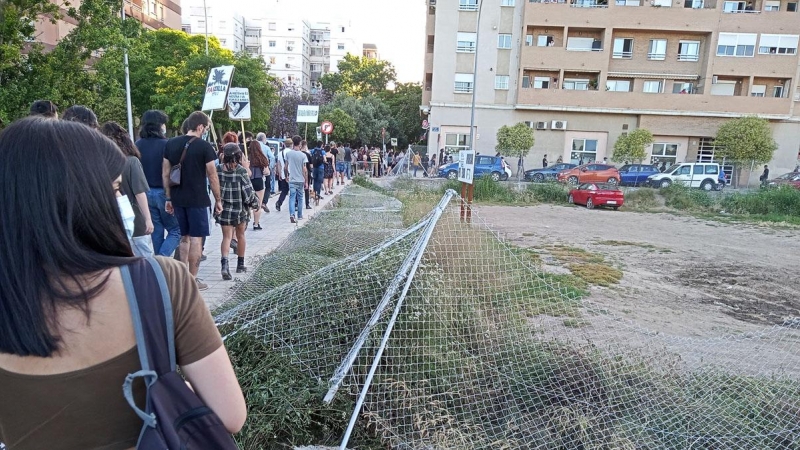 Una protesta vecinal contra el vallado de un solar de Metrovacesa en València el pasado junio.