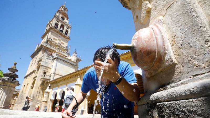 Un joven se refresca en una fuente céntrica de Córdoba debido a las altas temperaturas registradas.