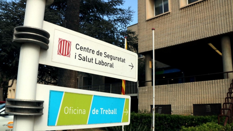 Rètols indicatius del Centre de Seguretat i Salut Laboral i de l'Oficina de Treball del SOC al barri de Campclar de Tarragona. Imatge del 30 de març del 2021.