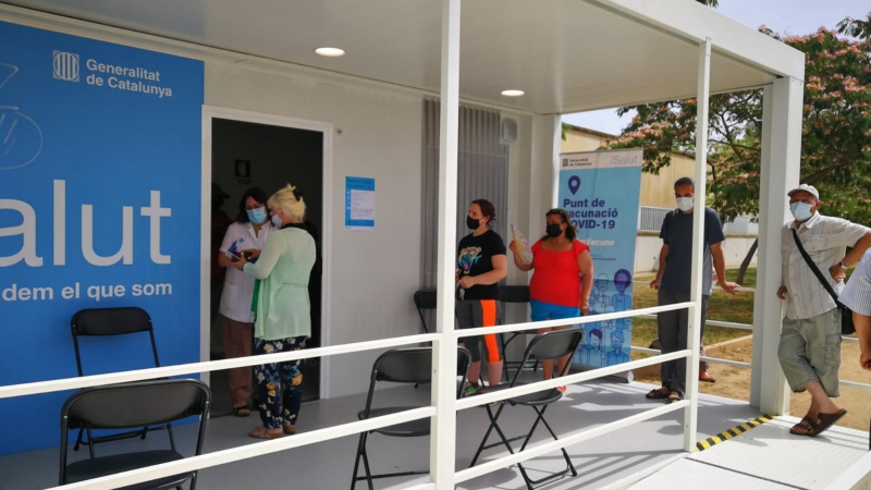 Persones fent cua per vacunar-se sense cita prèvia a Girona.