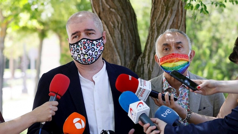 El secretario general de UGT, José María Álvarez Suárez (d), y el secretario general de CCOO, Unai Sordo, atienden a los medios tras la firma del acuerdo para la reforma de las pensiones.