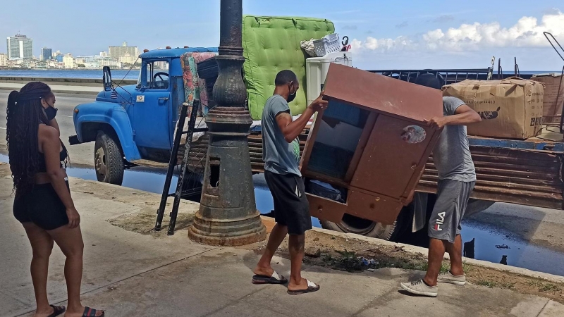 Residentes en las zonas bajas del Malecón habanero evacuan ante la llegada de la Tormenta tropical Elsa, hoy en La Habana (Cuba).