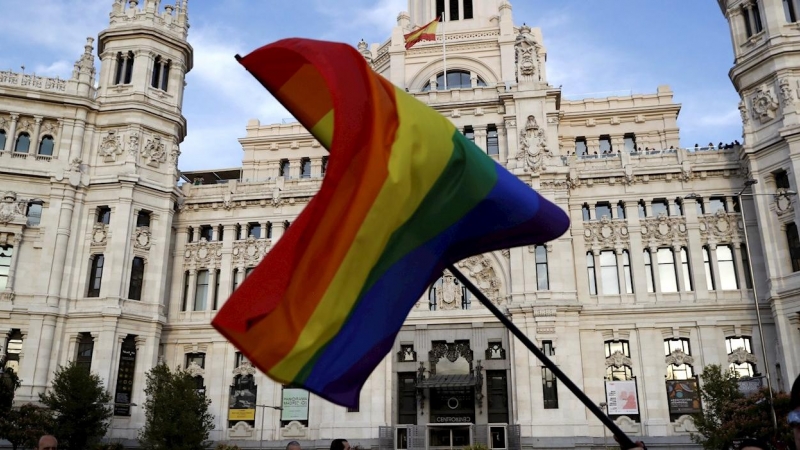 03/07/2021.- Un momento de la marcha del Orgullo LGTBI a su paso por el Palacio de Cibeles, sede del Ayuntamiento de Madrid, que se celebra hoy sábado en la capital. EFE/Gandul