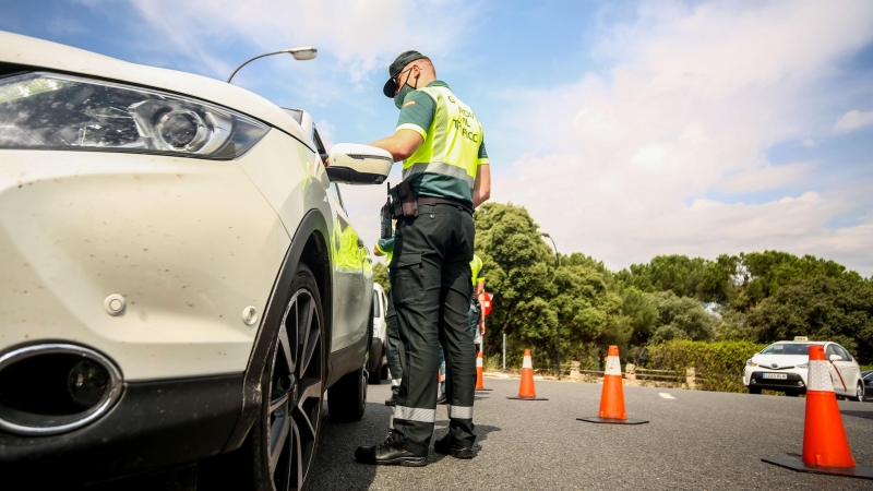 Un policía para a los coches para someter a pruebas de control de consumo de drogas y alcohol. Foto de archivo.