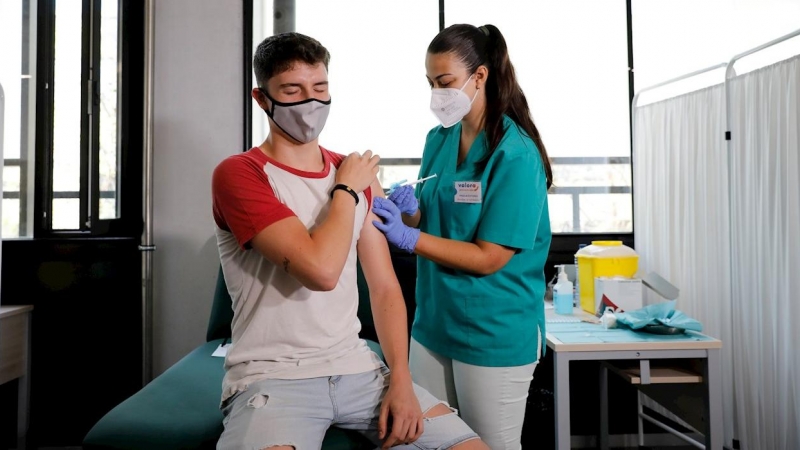 La Universitat de València ha comenzado a vacunar esta semana a los más de 2.050 alumnos que participarán en programas de movilidad y de prácticas internacionales durante el próximo curso 2021-2022 y que empezarán sus clases antes de octubre.