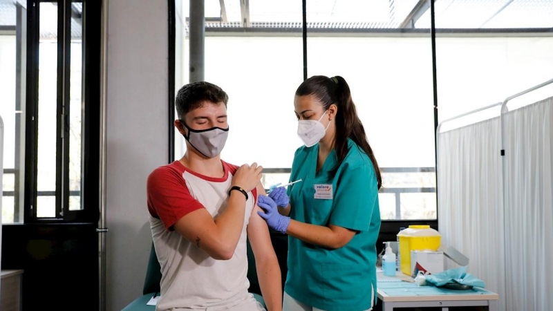 La Universitat de València ha comenzado a vacunar esta semana a los más de 2.050 alumnos que participarán en programas de movilidad y de prácticas internacionales durante el próximo curso 2021-2022 y que empezarán sus clases antes de octubre.