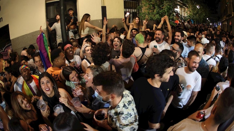 Cientos de personas de fiesta el pasado sábado 3 de julio en el barrio madrileño de Chueca.