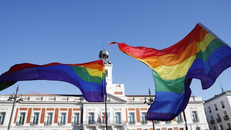 Manifestación celebrada este lunes en la Puerta del Sol, en Madrid, para condenar la brutal agresión que acabó este sábado con la vida del joven Samuel Luiz, de 24 años, en A Coruña, un crimen por el que se ha continuado tomando declaración a los testigos