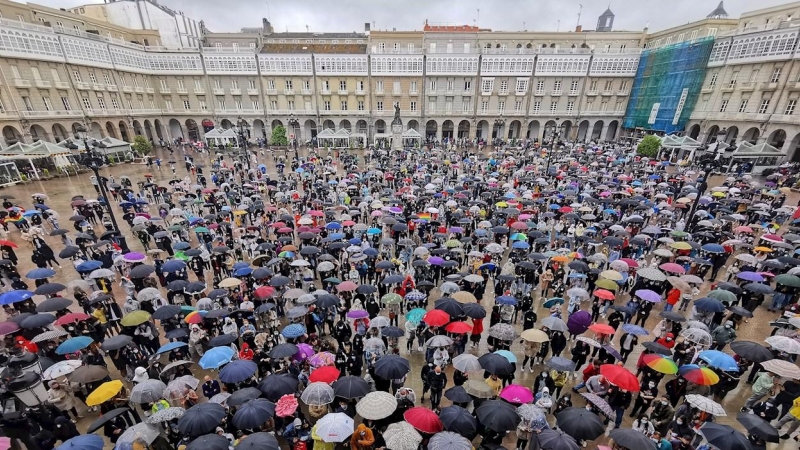 Asistentes a la concentración convocada hoy lunes en La Coruña, en repulsa por el asesinato de Samuel, el joven de 24 años que perdió la vida en la madrugada del sábado tras recibir una paliza en la capital coruñesa.