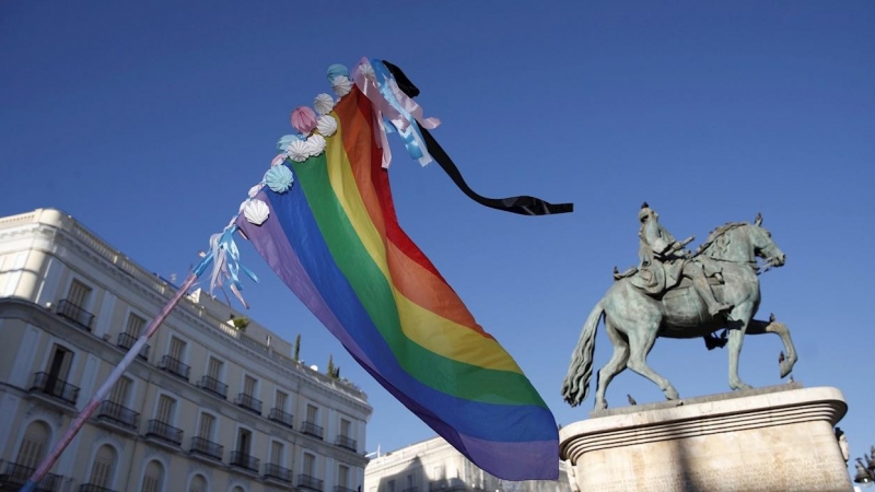 Manifestación celebrada este lunes en la Puerta del Sol, en Madrid, para condenar la brutal agresión que acabó este sábado con la vida del joven Samuel Luiz, de 24 años, en A Coruña, un crimen por el que se ha continuado tomando declaración a los testigos