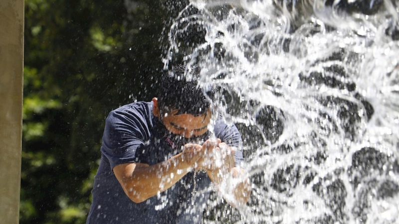 Un hombre se refresca en una fuente del centro de Córdoba, hoy cuando la Aemet ha emitido avisos ante la previsión de un aumento significativo de las temperaturas en algunos puntos de Andalucía.