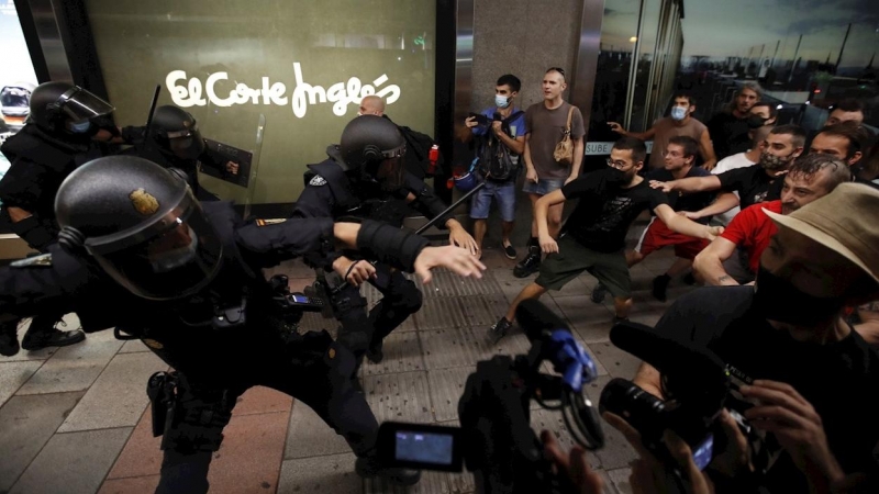 La policía carga contra la manifestación celebrada en Madrid por la muerte de Samuel.