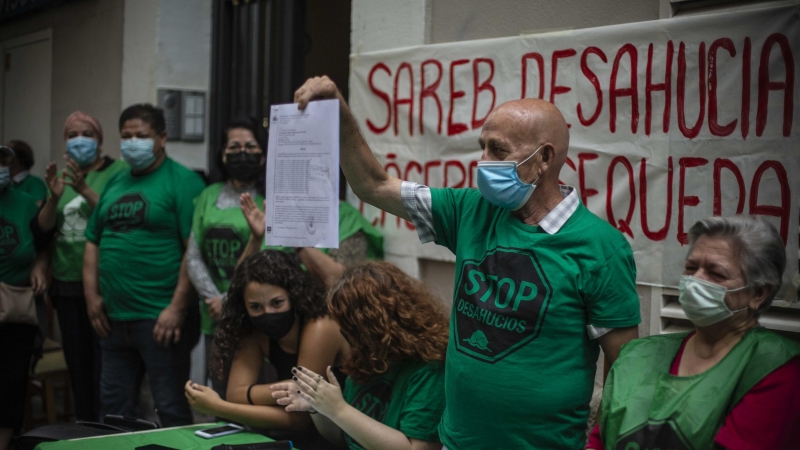 Vecinos de la calle Cáceres, 7 de Madrid muestran la notificación de desahucio para el próximo 14 de julio.