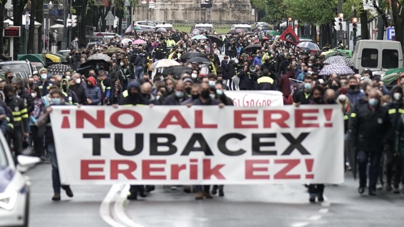 Varias personas participan en una manifestación contra el ERE planteado por Tubacex, a 11 de abril de 2021.