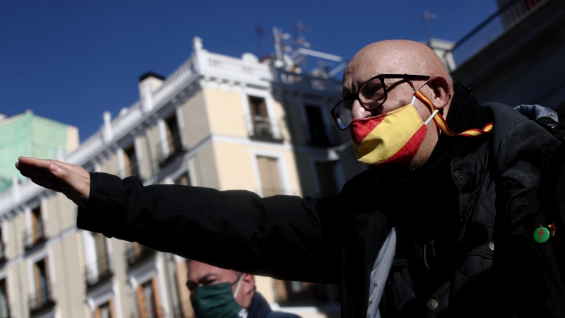 Hombre haciendo el saludo fascista. Foto de archivo.