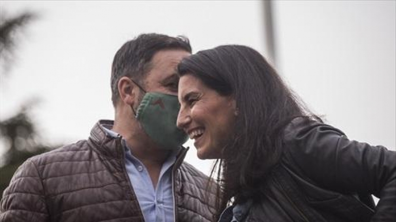 La portavoz de Vox en la Asamblea de Madrid, Rocío Monasterio, junto con el líder del partido, Santiago Abascal, en un acta en la campaña electoral del 4-M.