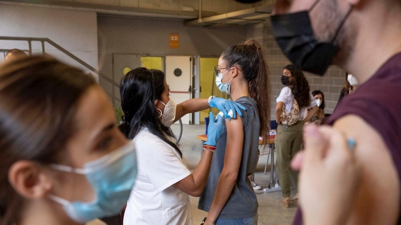 Estudiantes Erasmus se han vacunado contra el Covid-19 con la vacuna Astazeneca, este martes en el Estadio Nueva Condomina de Murcia.