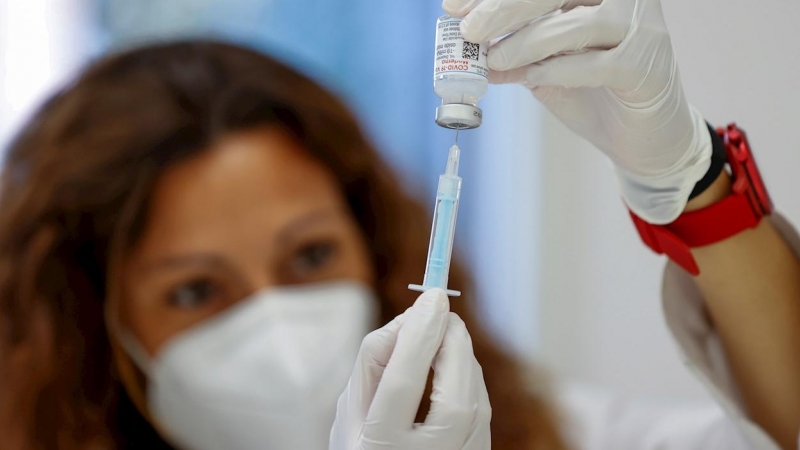 Una enfermera carga una dosis de la vacuna contra la covid que será administrada este lunes en el Corte Inglés de Arapiles, en Madrid.