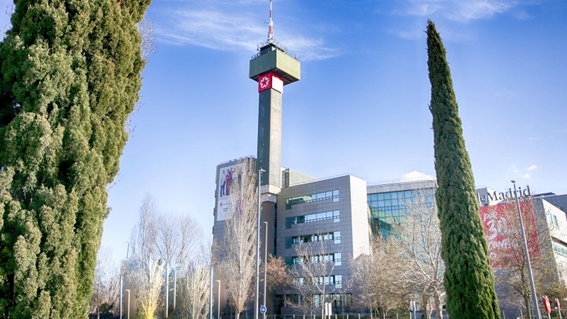 Edificio de Telemadrid en la Calle de Paseo del Príncipe, Madrid (España). Foto de archivo.