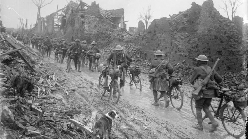 Ciclistas del ejército británico, a su paso por Brie (Francia), en marzo de 1917.