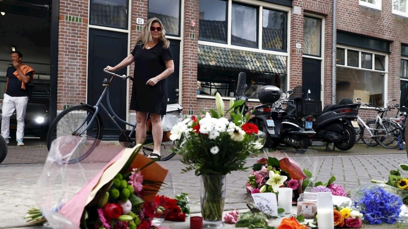 Homenaje improvisado en memoria del periodista Peter R. de Vries, asesinado en el centro de Amsterdam.