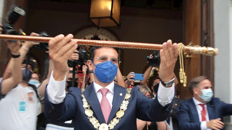 Francisco Cuenca enseña la vara de mando de la ciudad en la puerta del Ayuntamiento.